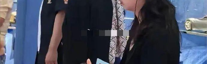 范志毅带小17岁娇妻看展，被误认“父女”，爱情跨越年龄成焦点