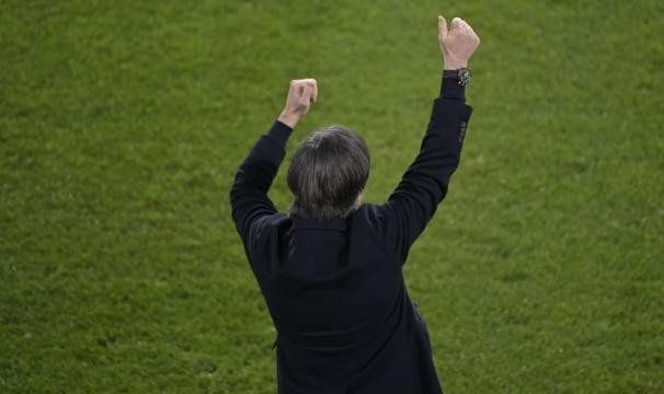 kaiyun-德国队中场如何4选3：拿掉克罗斯or基米希回右闸？